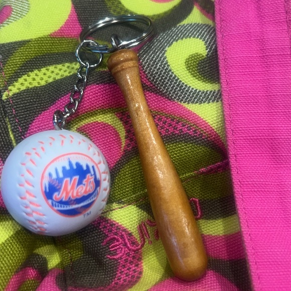 Brand new New York Mets baseball and bat keychains will make a good offer for50+ - Picture 2 of 2